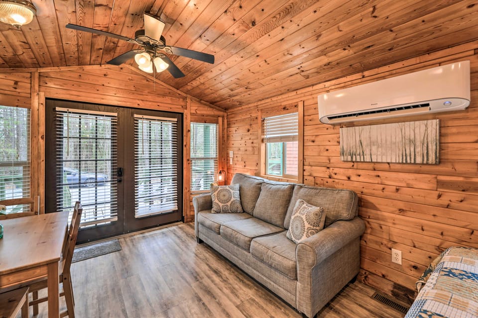 Beautiful New Bern Studio Cabin w/ Fire Pit! Apartment in New Bern