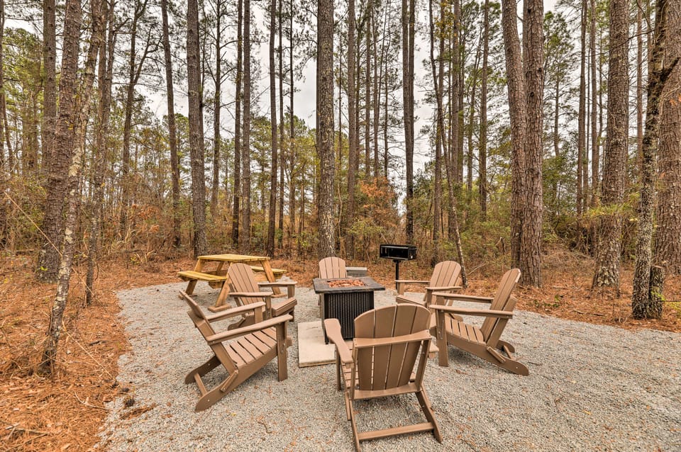 Beautiful New Bern Studio Cabin w/ Fire Pit! Apartment in New Bern