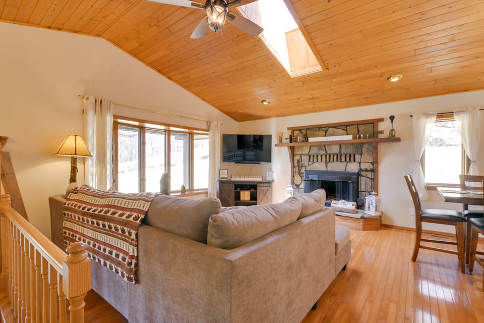 Lovely Terra Alta Cabin < 1 Mi to Alpine Lake House in Shenandoah Valley