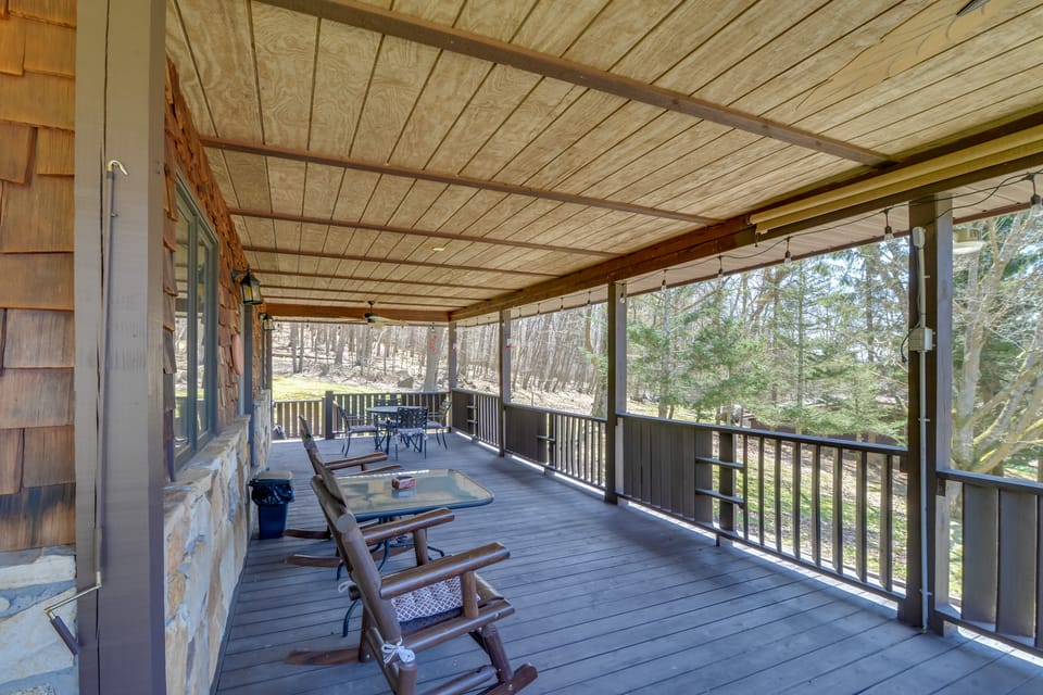 Lovely Terra Alta Cabin < 1 Mi to Alpine Lake House in Shenandoah Valley