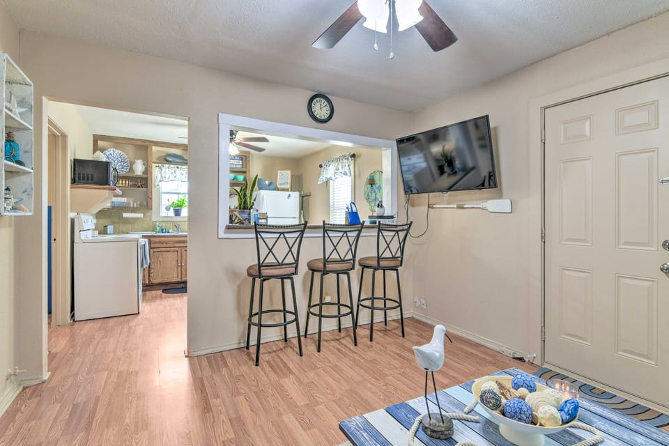 Cozy Beach/Fishing Cottage in Aransas Pass! Cottage in Aransas Pass