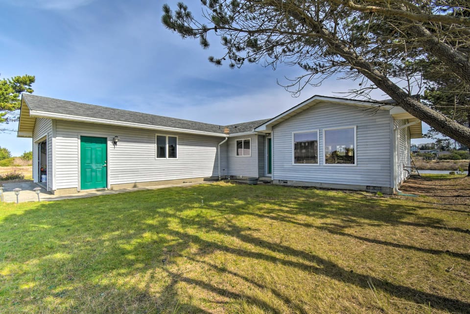 Pet-Friendly Ocean Park Home w/ Decks & View! House in Washington