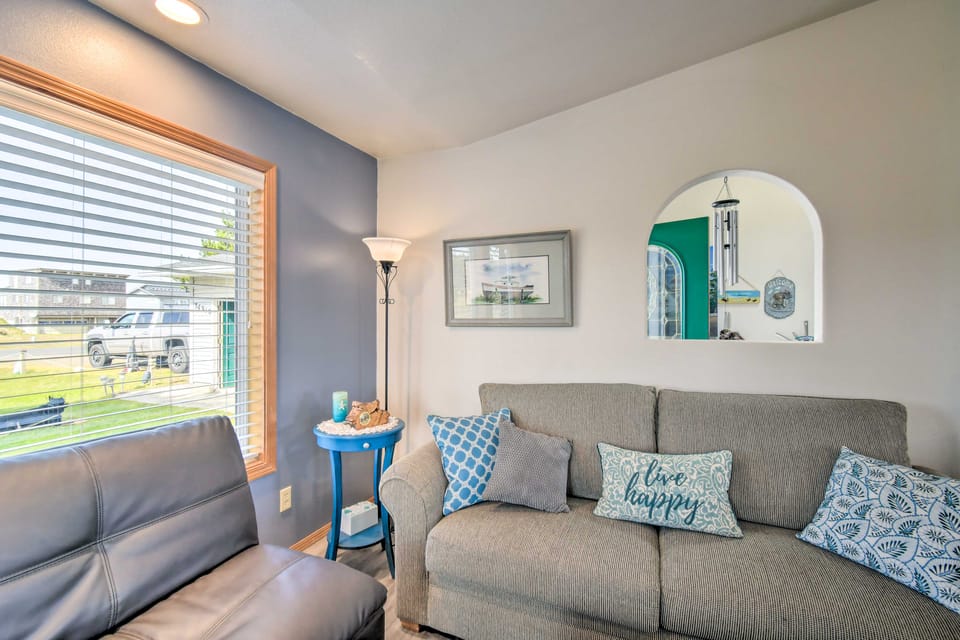 Pet-Friendly Ocean Park Home w/ Decks & View! House in Washington