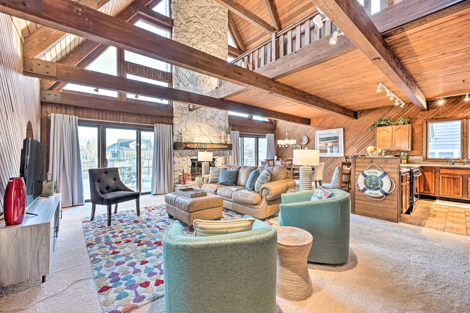 Spacious Syracuse Getaway w/ Waterfront Deck! House in Indiana