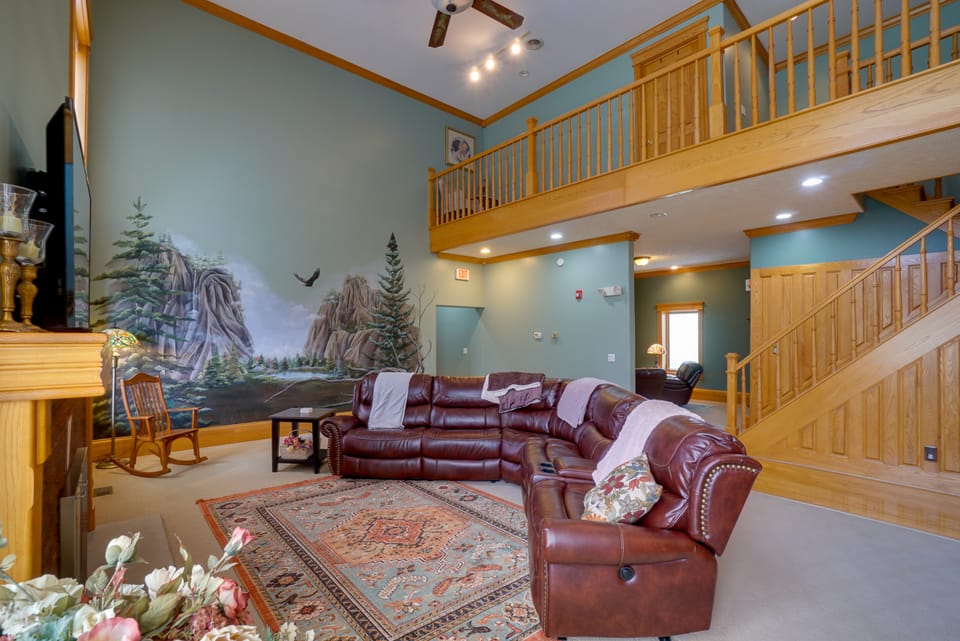 Hot Tub & Private Pond! Spacious McArthur Home House in Ohio