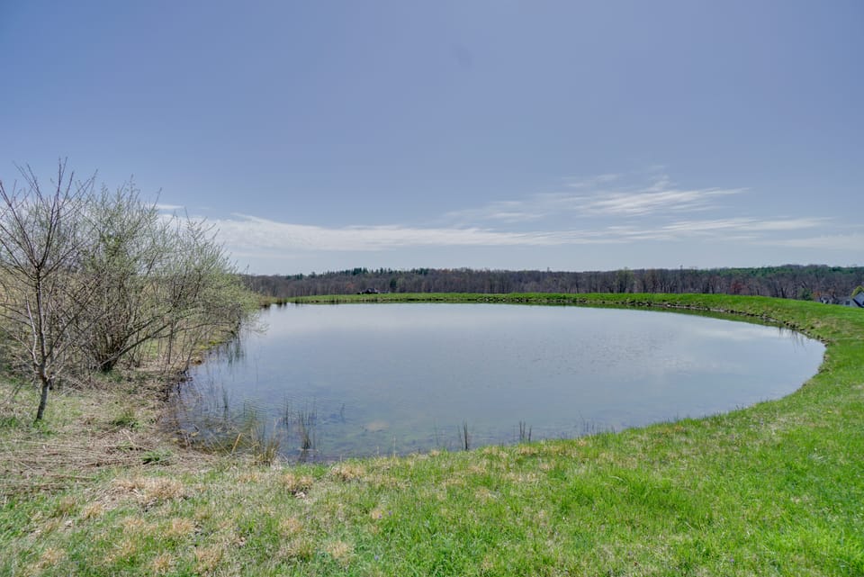 Hot Tub & Private Pond! Spacious McArthur Home House in Ohio