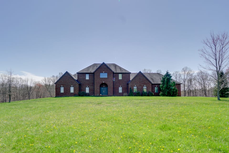 Hot Tub & Private Pond! Spacious McArthur Home House in Ohio