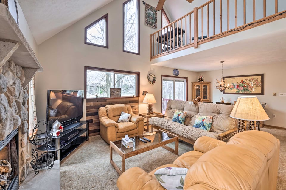 Walk to Beach: Lakefront Pocono Escape w/ Fire Pit House in Coolbaugh Township