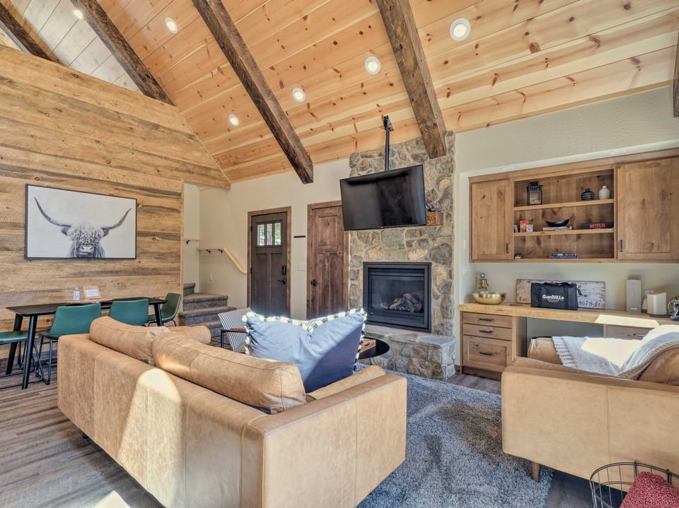 Woodsy Retreat: Modern Mi-Wuk Village Cabin! House in Mi Wuk Village