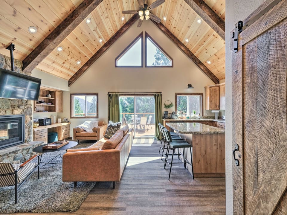 Woodsy Retreat: Modern Mi-Wuk Village Cabin! House in Mi Wuk Village