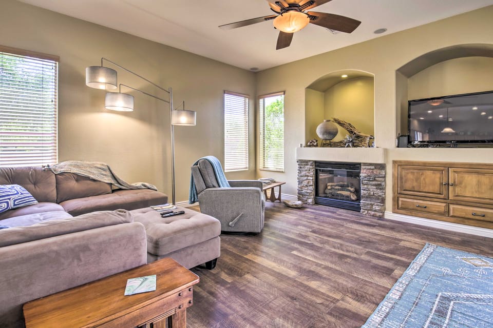 Pool Table, Yard & Grill: Luxe Queen Creek Escape House in Queen Creek