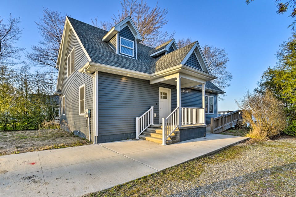 Lakefront Lexington Escape: Steps to Beach! Cottage in Michigan