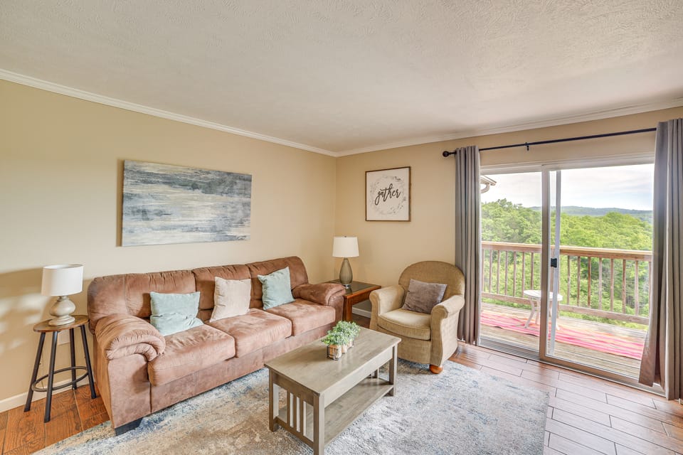 5 Mi to Silver Dollar City: Condo w/ Pool Access Apartment in Branson