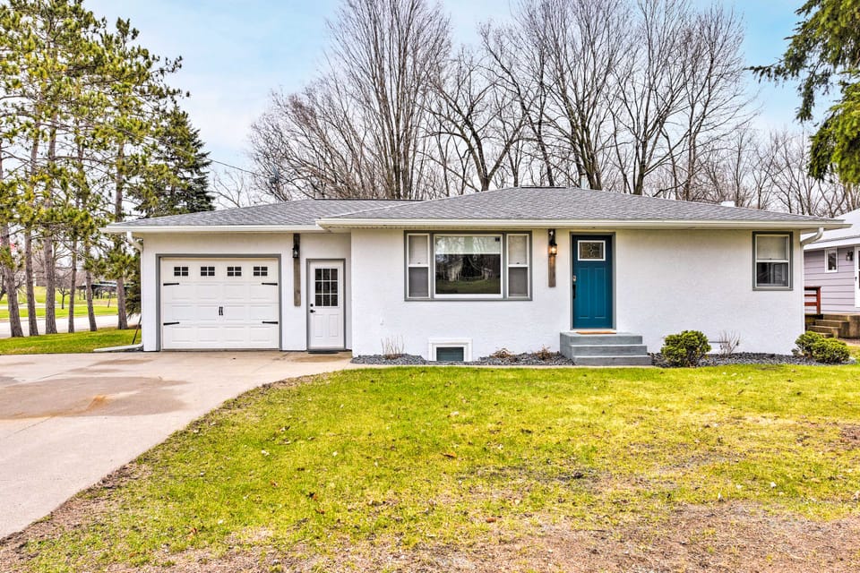 Walk to Lake Pepin: Charming Retreat w/ Deck House in Pepin