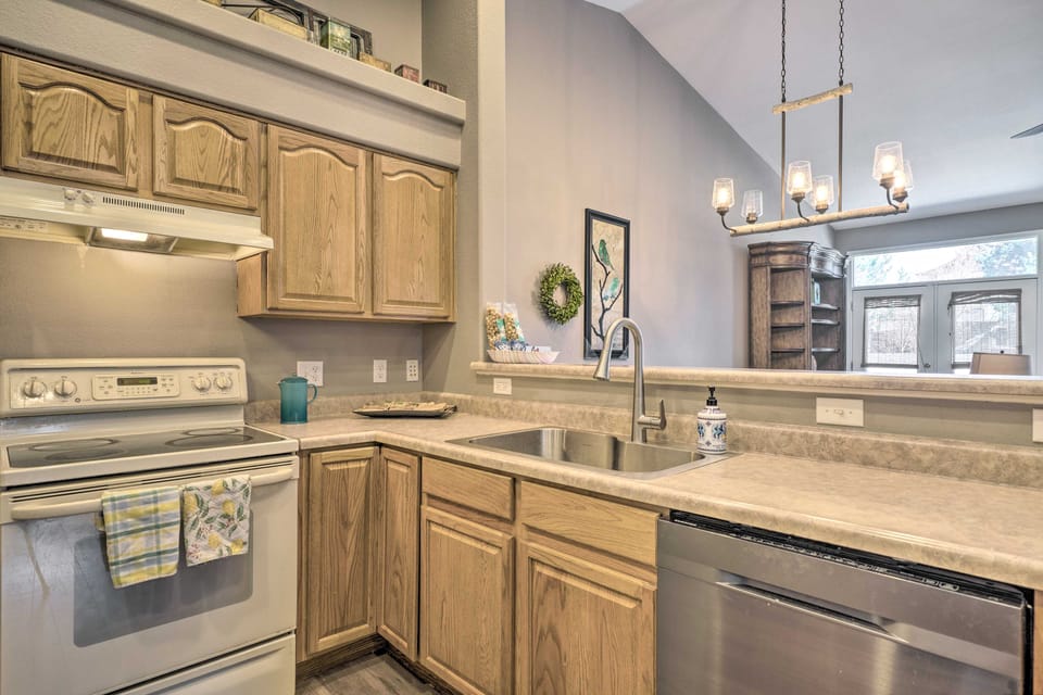 10 Mi to Dtwn: Colorado Springs Townhome Apartment in Colorado Springs