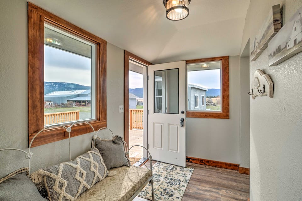 Secluded Bonanza Home w/ Antique Furnishings House in Oregon