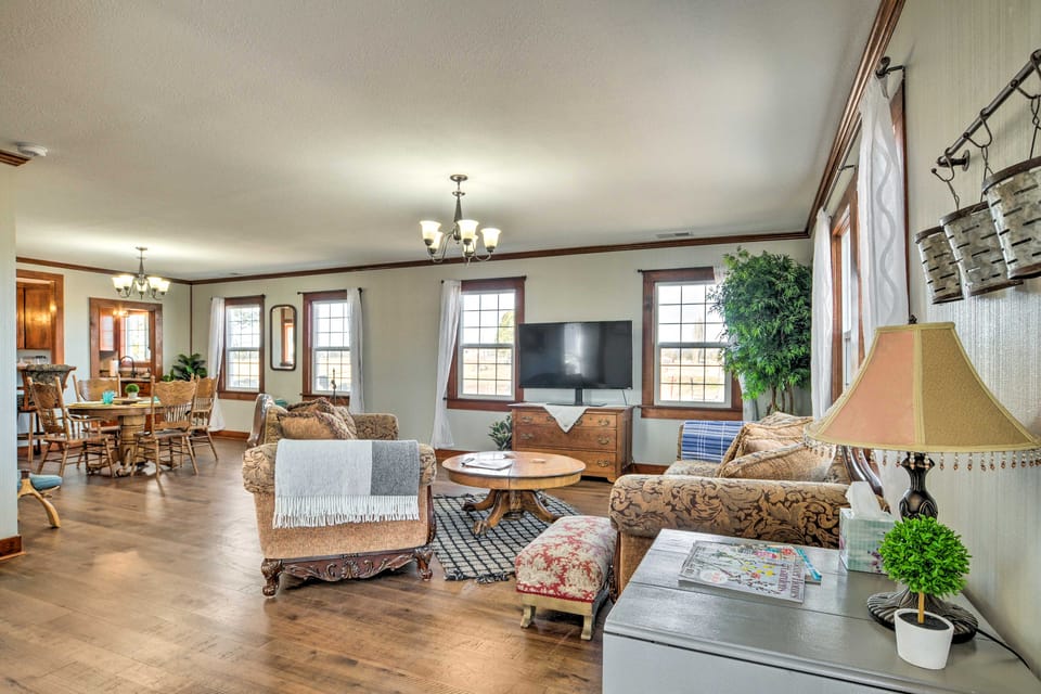 Secluded Bonanza Home w/ Antique Furnishings House in Oregon