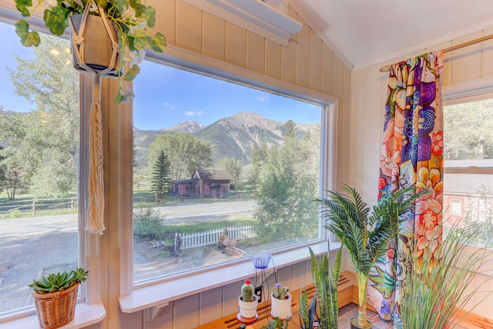Remodeled Lake Cabin, Stunning Mtn View, New Patio House in Colorado
