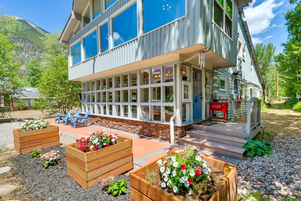 Remodeled Lake Cabin, Stunning Mtn View, New Patio House in Colorado