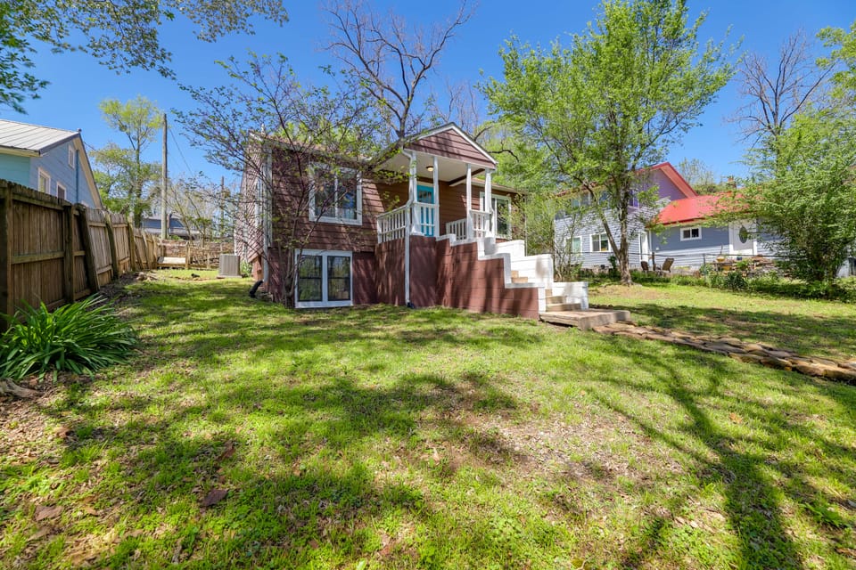 Fayetteville Retreat w/ Yard - Walk to Campus! House in Fayetteville