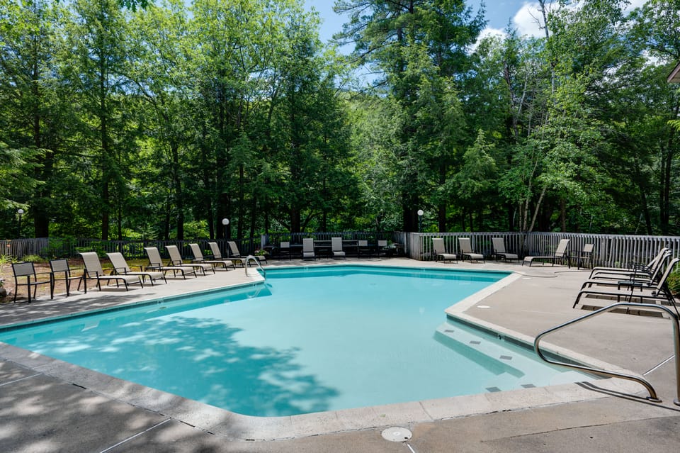 Riverfront Retreat w/ Deck: 1 Mi to Loon Mtn! Apartment in Woodstock