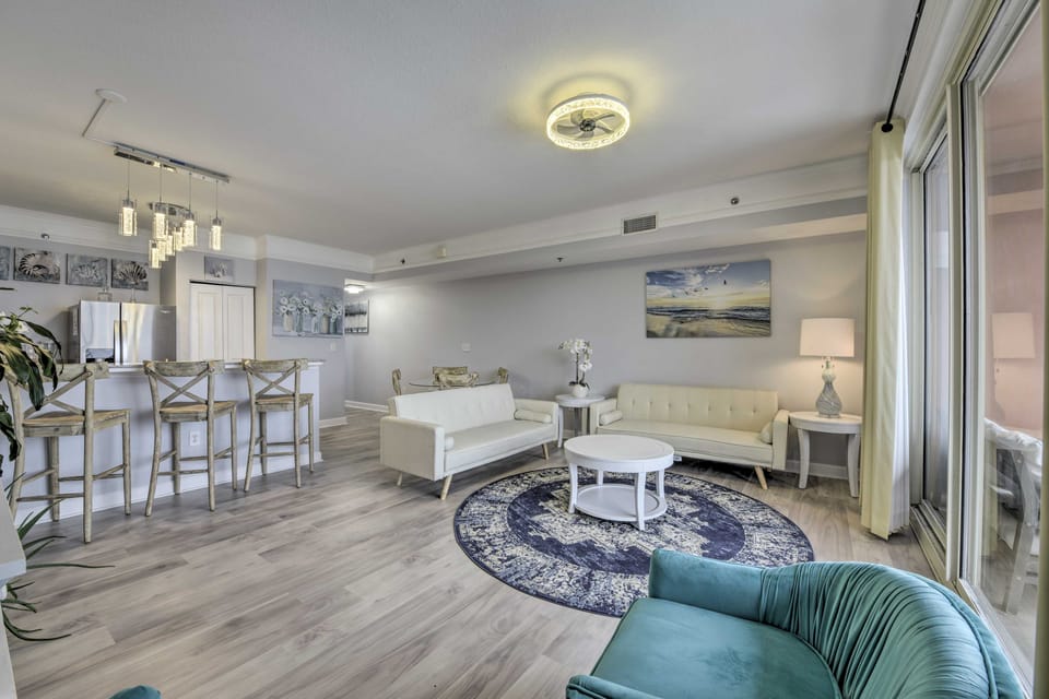 Oceanfront PCB Resort Condo w/ Balcony + Views! Apartment in Panama City Beach