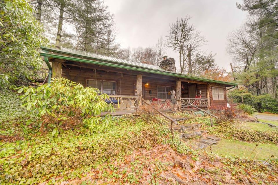 Rustic Maggie Valley Cabin w/ Mountain Views! House in Ivy Hill