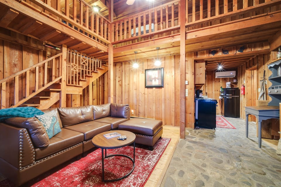 Rustic Maggie Valley Cabin w/ Mountain Views! House in Ivy Hill