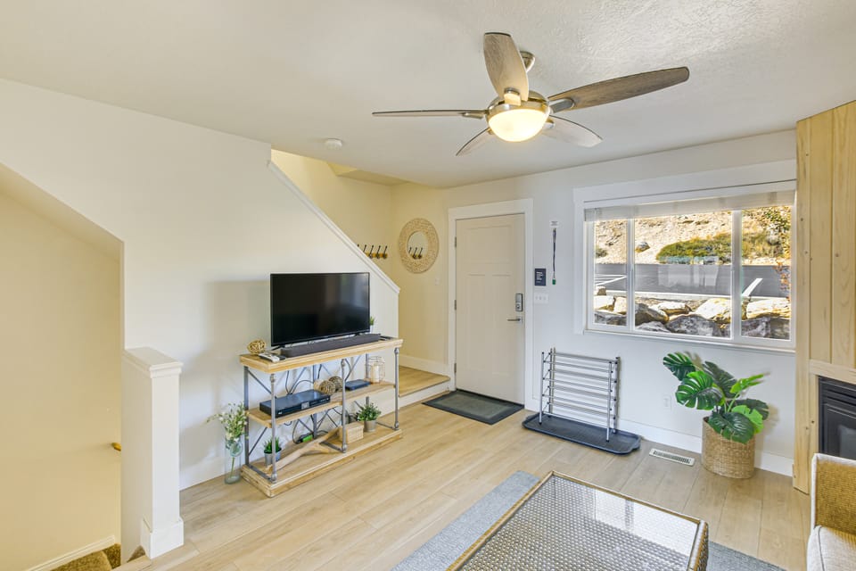 Spacious Garden City Townhome w/ Lake Views! Apartment in Garden City