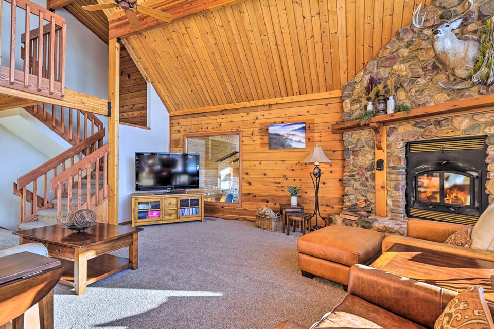 Lodge w/ Indoor Pool, Along Devil's Lake Park House in Lake Wisconsin
