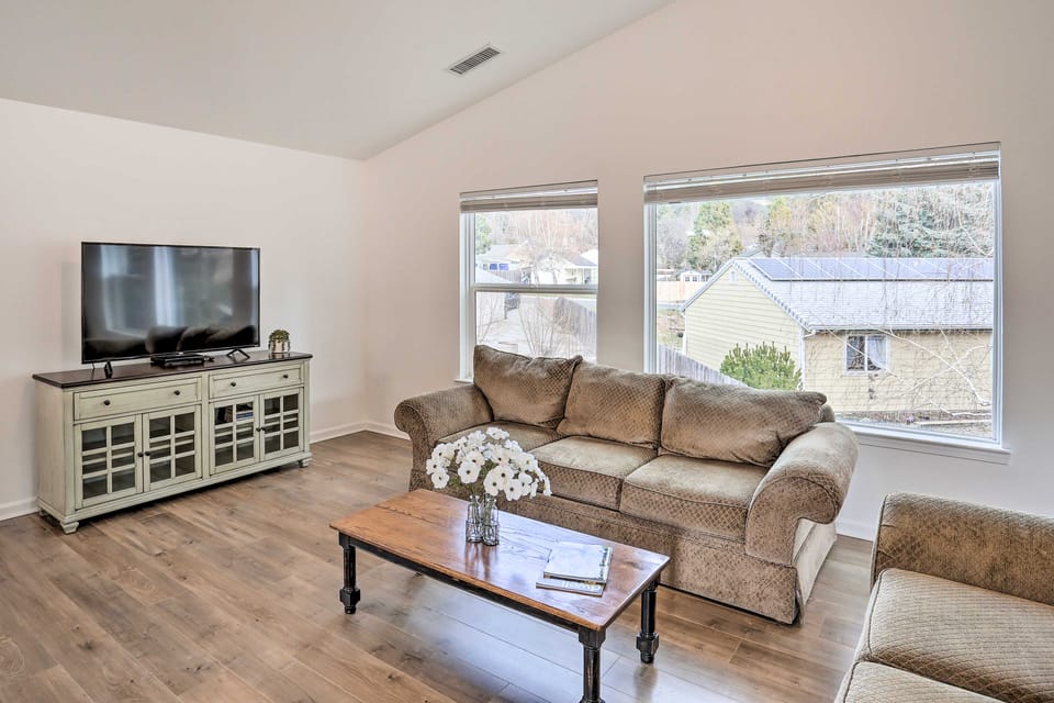 Mount Shasta Escape w/ Balcony ~ Walk to Dtwn House in Mount Shasta