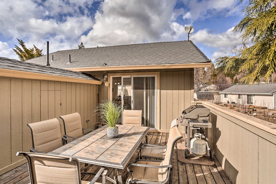 Mount Shasta Escape w/ Balcony ~ Walk to Dtwn House in Mount Shasta