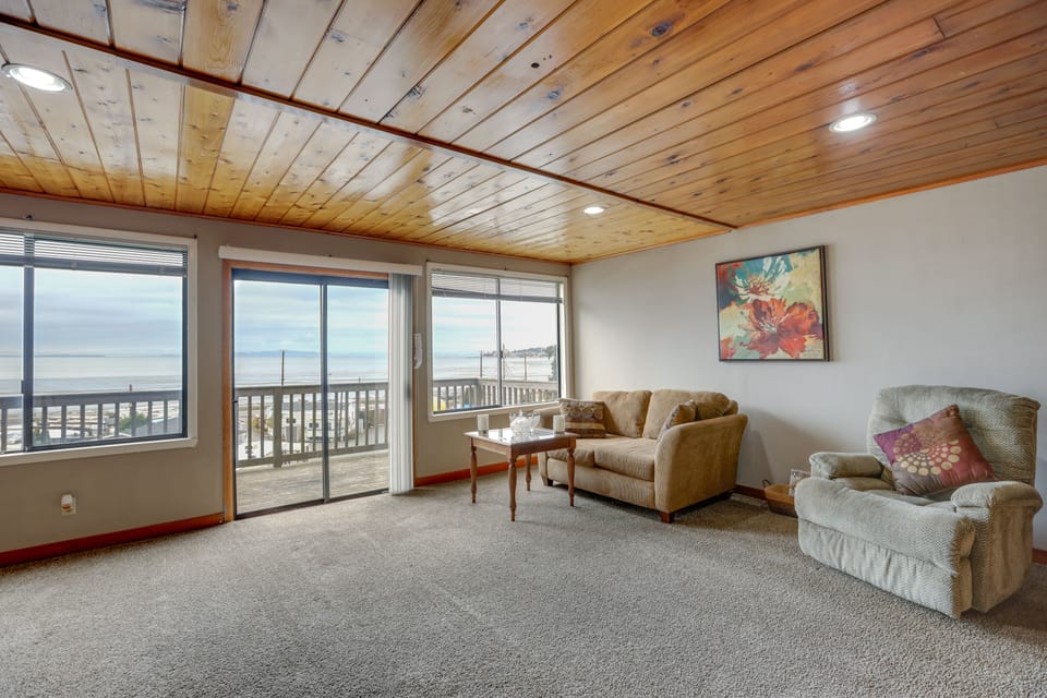 Hilltop Hideout w/ Sweeping Birch Bay Views House in Birch Bay