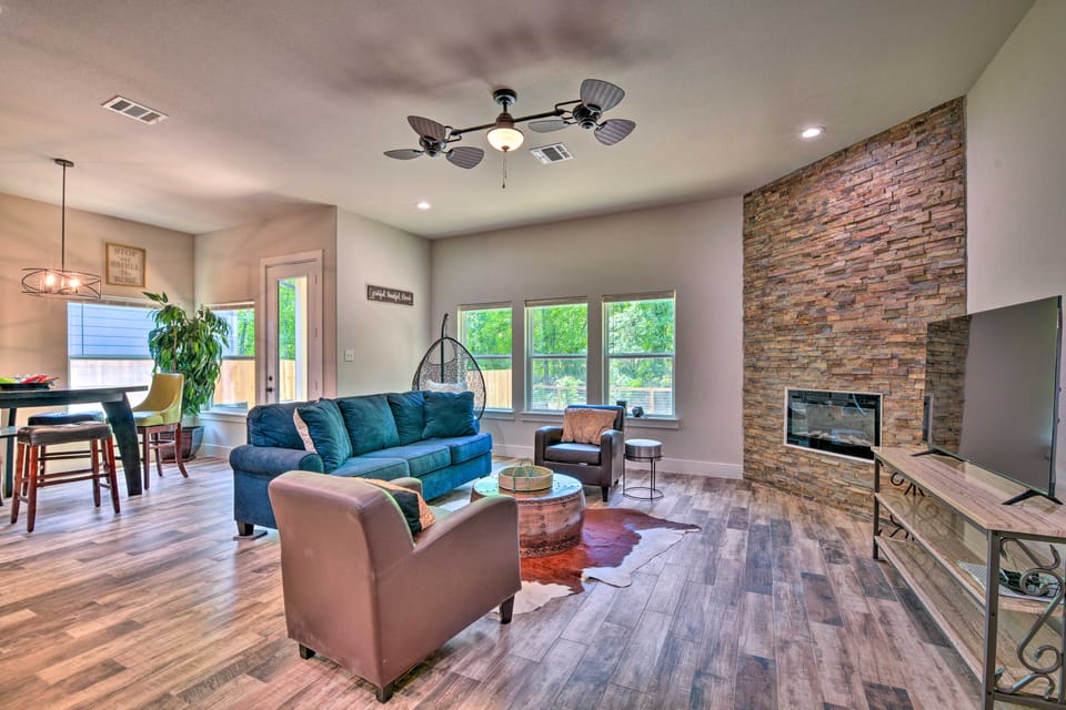 Modern Family Home Near AT&T Stadium & More! House in Mansfield