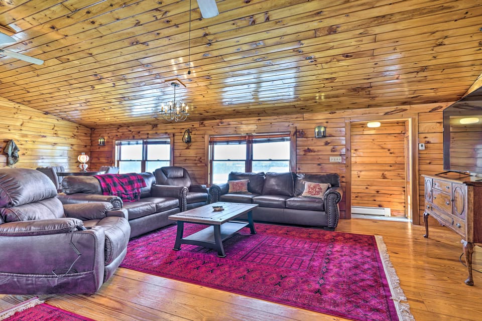 Bemus Point Retreat ~ 3 Mi to Chautauqua Lake House in Allegheny River