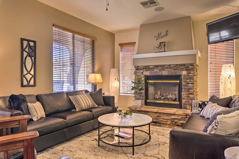 Family Gem in Phoenix w/ Saltwater Pool & Theater House in Gilbert