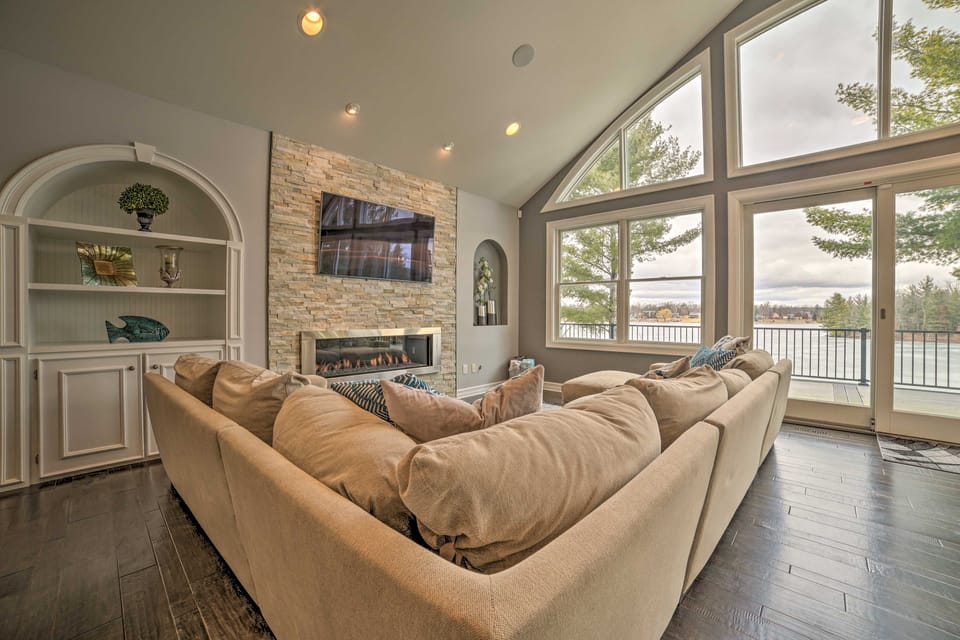 Luxe Waterfront Home w/ Private Lake Access! House in Michigan