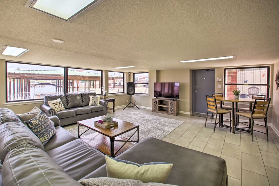 Lakefront Gem w/ Docks in Hot Springs! House in Lake Hamilton