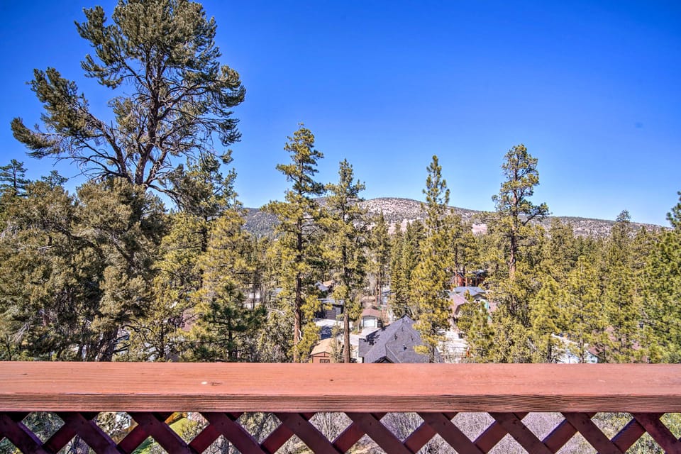 5 Mi to Snow Summit: Cabin w/ Deck & Fireplace House in Southern California