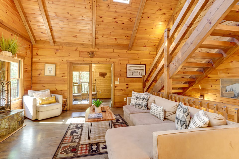 Blue Ridge Cabin w/ Hot Tub, Fire Pit, & Game Room House in Georgia