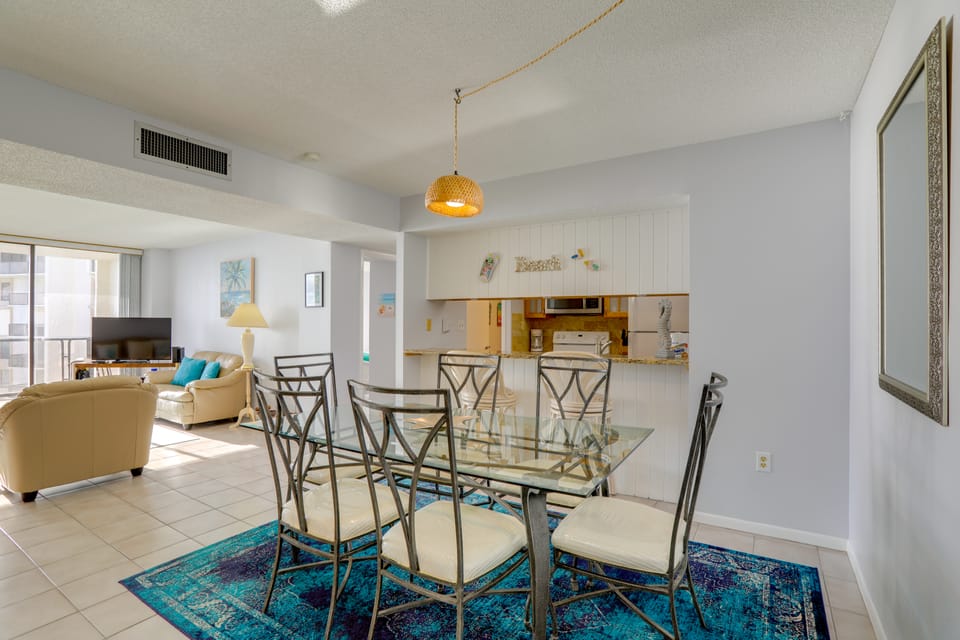 Pool & Stunning Views! Oceanfront Clearwater Condo Apartment in Clearwater Beach