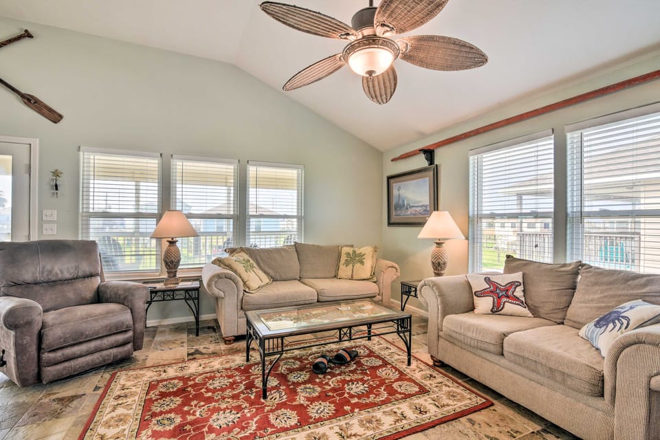 Unwind Poolside, Walk to Beach! Galveston Retreat House in Galveston Island