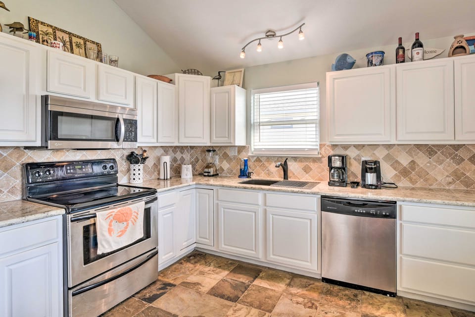Unwind Poolside, Walk to Beach! Galveston Retreat House in Galveston Island