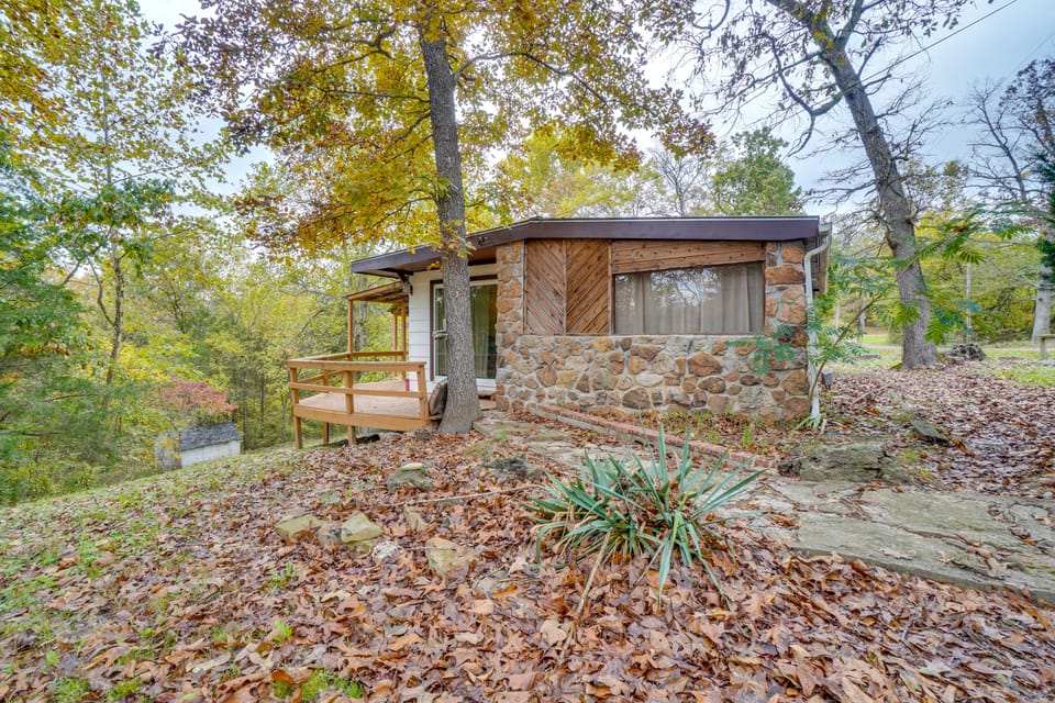 Rustic Retreat w/ Deck: 1 Mi to Table Rock Lake House in Table Rock Lake