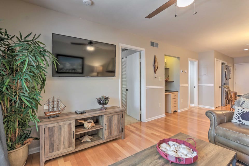 Walk to Folly Field Beach: Island Escape w/ Pool Apartment in Hilton Head Island