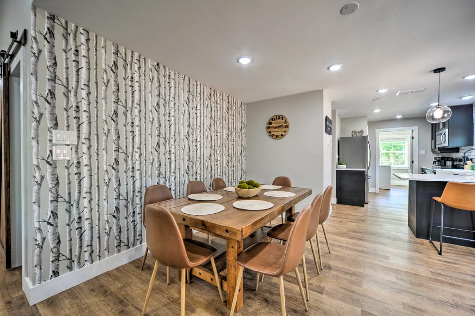 Gorgeous Cabin w/ Pergolas, Walk to River! House in Canyon Lake