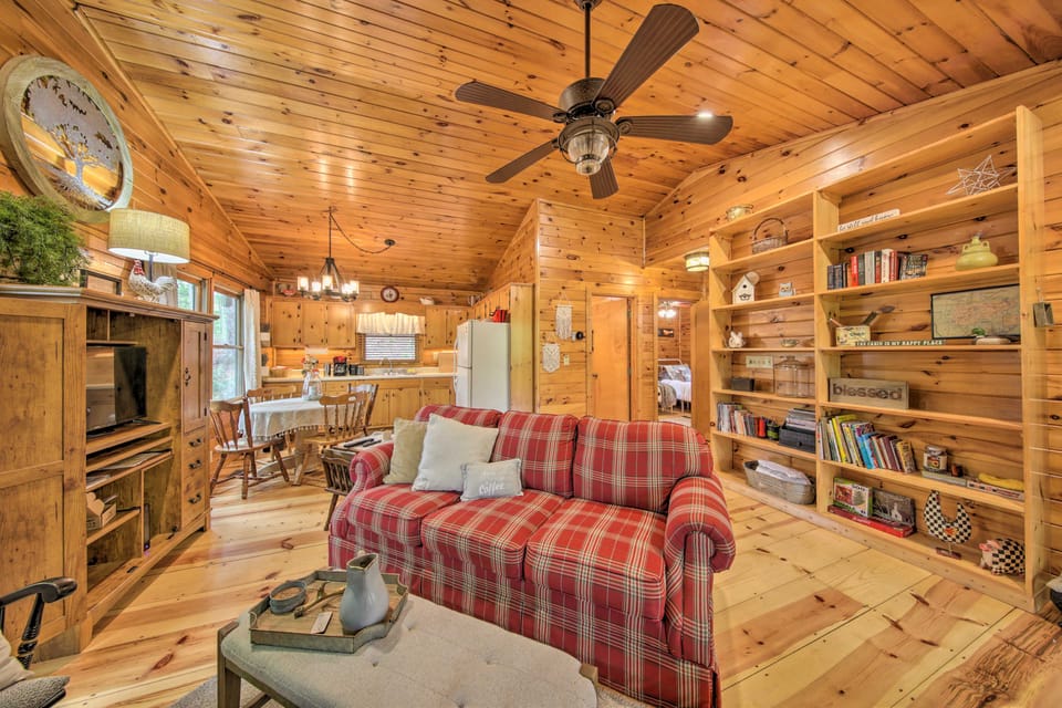Peaceful Blue Ridge Cabin w/ Decks & Fire Pit House in Georgia