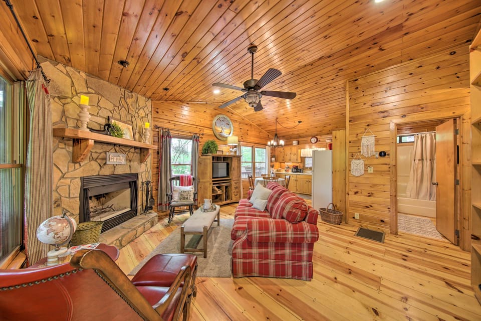 Peaceful Blue Ridge Cabin w/ Decks & Fire Pit House in Georgia