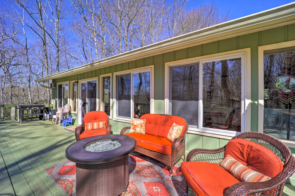 Pool & Lake Access: Mtn-View Cottage in Newland Cottage in Tennessee