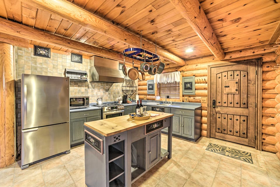 Spacious Cabin w/ Decks Near Saratoga Springs House in Saratoga